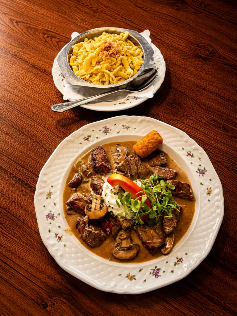 Schwäbisches Fleischgericht mit Spätzle